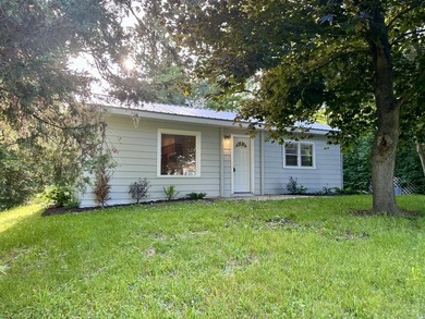 Enjoy peaceful living near Lake Ivanhoe! This charming 1-bedroom - photo 1