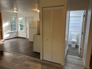 Enjoy peaceful living near Lake Ivanhoe! This charming 1-bedroom - photo 3