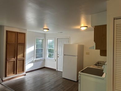 Enjoy peaceful living near Lake Ivanhoe! This charming 1-bedroom - photo 5