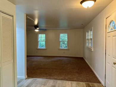 Enjoy peaceful living near Lake Ivanhoe! This charming 1-bedroom - photo 9