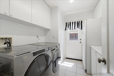 Spacious & bright. This 5 BR / 4.5 BA home, boasting 3,639 - photo 31