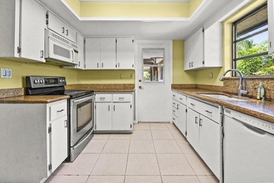 Welcome to this spacious home in the desirable Knob Hill - photo 18