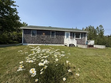 One-floor living at its best! Bright, comfortable, and move-in - photo 2