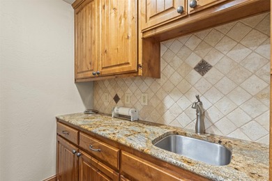 Welcome to this impressive custom home in the gated Texoma - photo 11