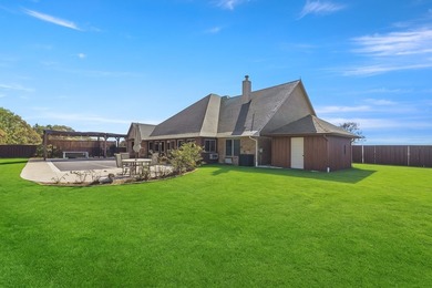 Welcome to this impressive custom home in the gated Texoma - photo 33
