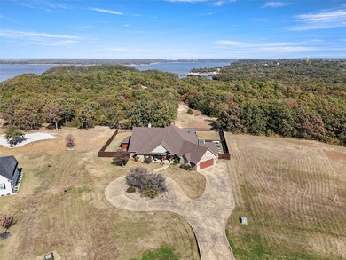 Welcome to this impressive custom home in the gated Texoma - photo 37