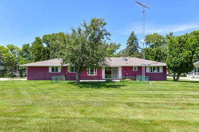 Spacious and inviting 3 bedroom, 2 bath ranch on a beautiful - photo 6