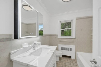 Welcome to this beautiful single-family Colonial home, perfectly - photo 12