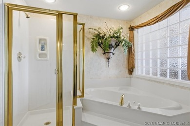 This light-filled condo with three bedrooms and three bathrooms - photo 21