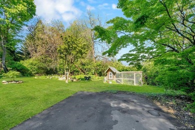 Welcome to this beautiful single-family Colonial home, perfectly - photo 32