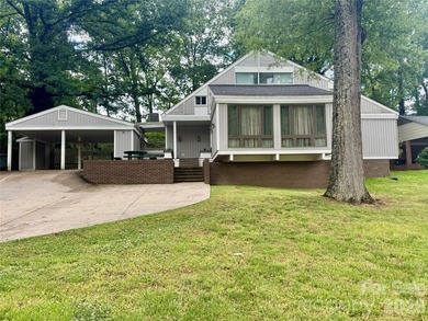 Welcome to this beautiful home in the heart of the city of - photo 1