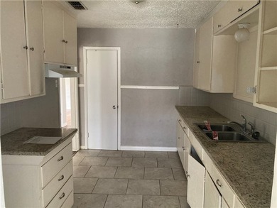 Three-bedroom one bath home centrally located in Corpus Christi - photo 4