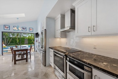 Elegantly appointed, freshly painted two story Town House in the - photo 18