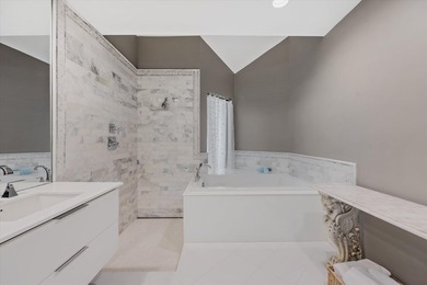 Elegantly appointed, freshly painted two story Town House in the - photo 25