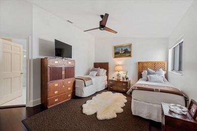 Elegantly appointed, freshly painted two story Town House in the - photo 32