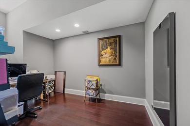 Elegantly appointed, freshly painted two story Town House in the - photo 36