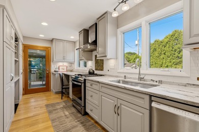 Rare mid-century colonial--meaning larger windows and bright - photo 8