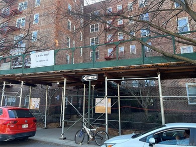 Welcome to this great option of one bedroom co-op apartment for - photo 7