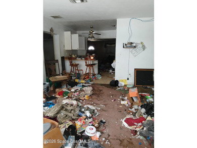 Short sale! Over 2,000 sq ft of living space with 3 bedrooms, 2 - photo 2