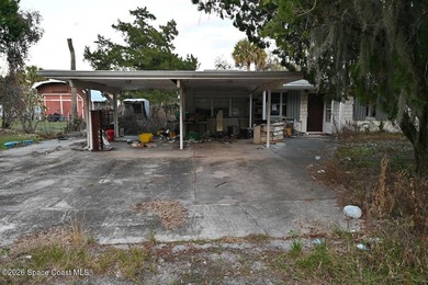 Short sale! Over 2,000 sq ft of living space with 3 bedrooms, 2 - photo 3