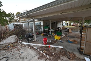 Short sale! Over 2,000 sq ft of living space with 3 bedrooms, 2 - photo 4