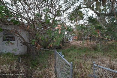 Short sale! Over 2,000 sq ft of living space with 3 bedrooms, 2 - photo 7