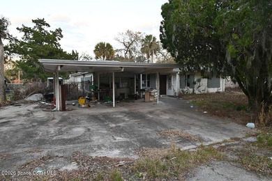 Short sale! Over 2,000 sq ft of living space with 3 bedrooms, 2 - photo 8