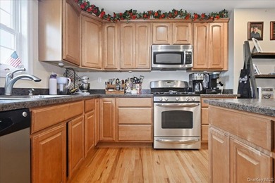Welcome to this spacious and beautifully maintained stone-front - photo 21