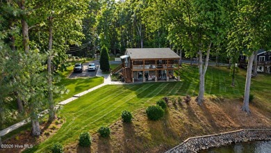 Stunning three-bedroom, two-bath waterfront home offering - photo 3