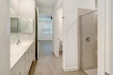 Near BRAND NEW modern 2-bedroom, 2-bathroom townhouse situated - photo 17