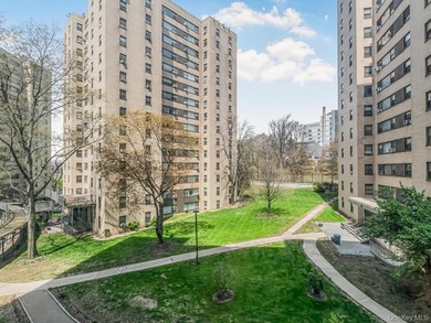 Welcome to 2 Fordham Hill Oval #5B. Move-In ready. As you enter - photo 21