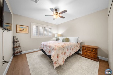Beautifully updated golf course home. This 3-bedroom, 2-bathroom - photo 18