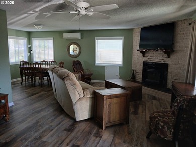 Completely renovated single-level coastal retreat with dual - photo 21