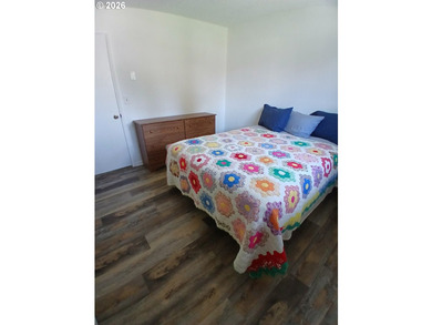 Completely renovated single-level coastal retreat with dual - photo 31