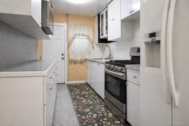 MOVE RIGHT INTO THIS WELL MAINTAINED 2 FAMILY SEMI-ATTACHED HOME - photo 8
