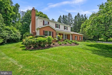 Charming Colonial residence offering 4 bedrooms, 2 full - photo 3