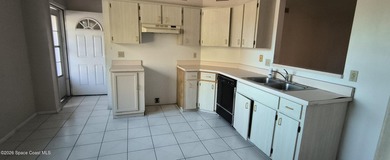 Perfect investment home offers a comfortable and well-maintained - photo 2