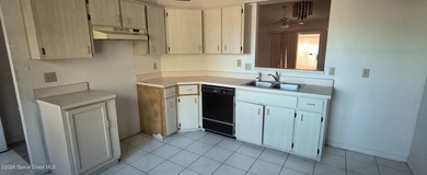Perfect investment home offers a comfortable and well-maintained - photo 3