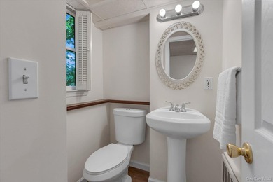 Move right into this beautifully updated split-level home - photo 18