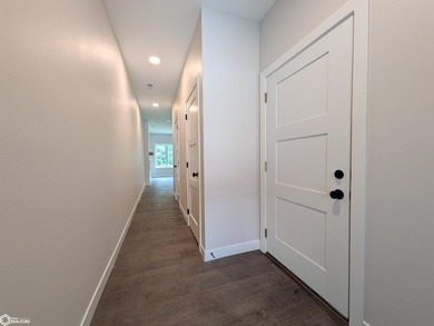 THIS BEAUTIFUL CONDO IS MOVE IN READY! Each thoughtfully - photo 12