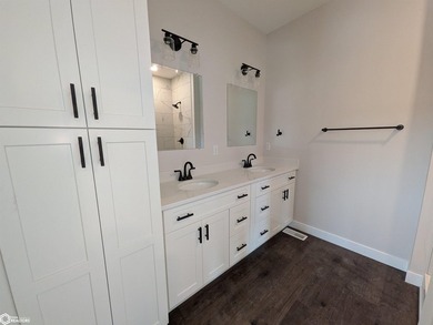THIS BEAUTIFUL CONDO IS MOVE IN READY! Each thoughtfully - photo 15