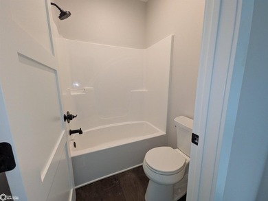 THIS BEAUTIFUL CONDO IS MOVE IN READY! Each thoughtfully - photo 23