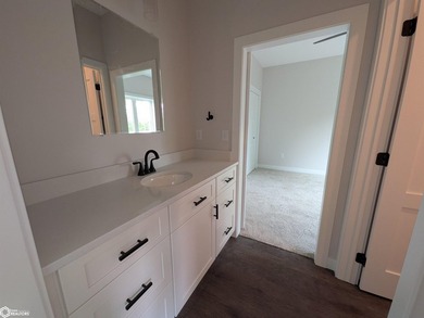 THIS BEAUTIFUL CONDO IS MOVE IN READY! Each thoughtfully - photo 24