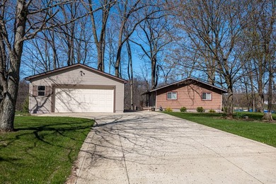 This beautiful, nearly 3,000 square foot cottage-style lakefront - photo 2
