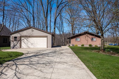 This beautiful, nearly 3,000 square foot cottage-style lakefront - photo 3