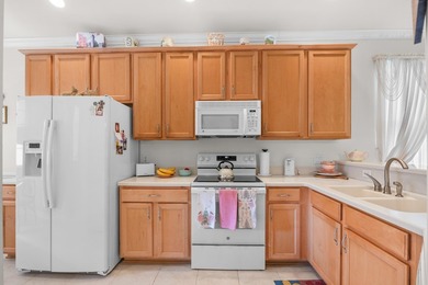 Welcome to 845 Laquinta Loop, a beautifully maintained home - photo 11