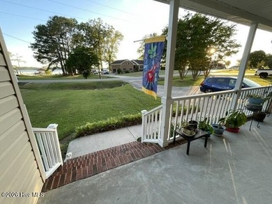 Enjoy coastal living in this beautifully maintained home - photo 3