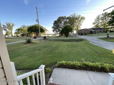 Enjoy coastal living in this beautifully maintained home - photo 4