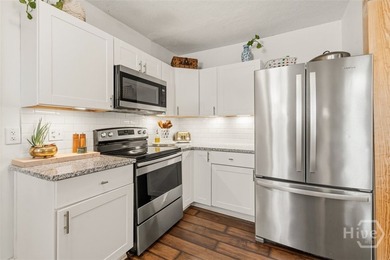 Welcome to this fully renovated bungalow with an expansive - photo 14