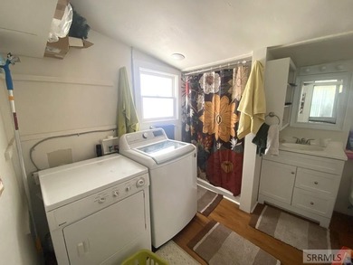 Attractive home in a great location in Mackay, ID. This charming - photo 12